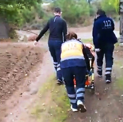 112 ekipleri hastayı 500 metre taşıyıp ambulansa ulaştırdı