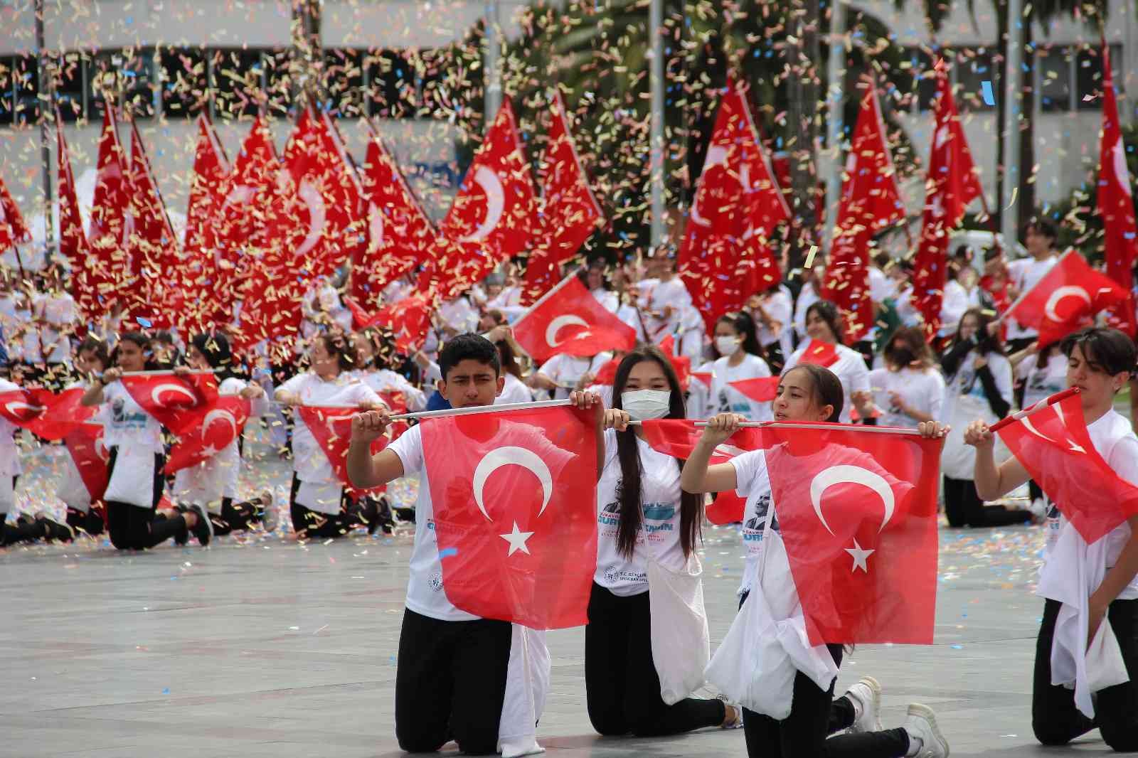 19 Mayıs İzmir’de coşkuyla kutlandı