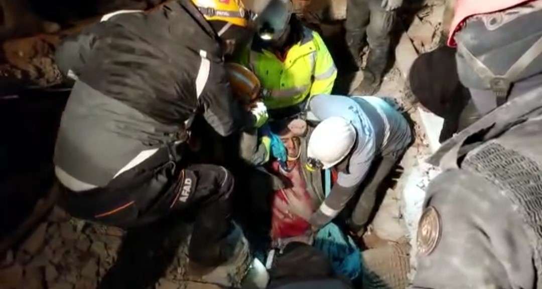 2 vatandaşı daha tekbirlerle enkaz altından sağ çıkardı