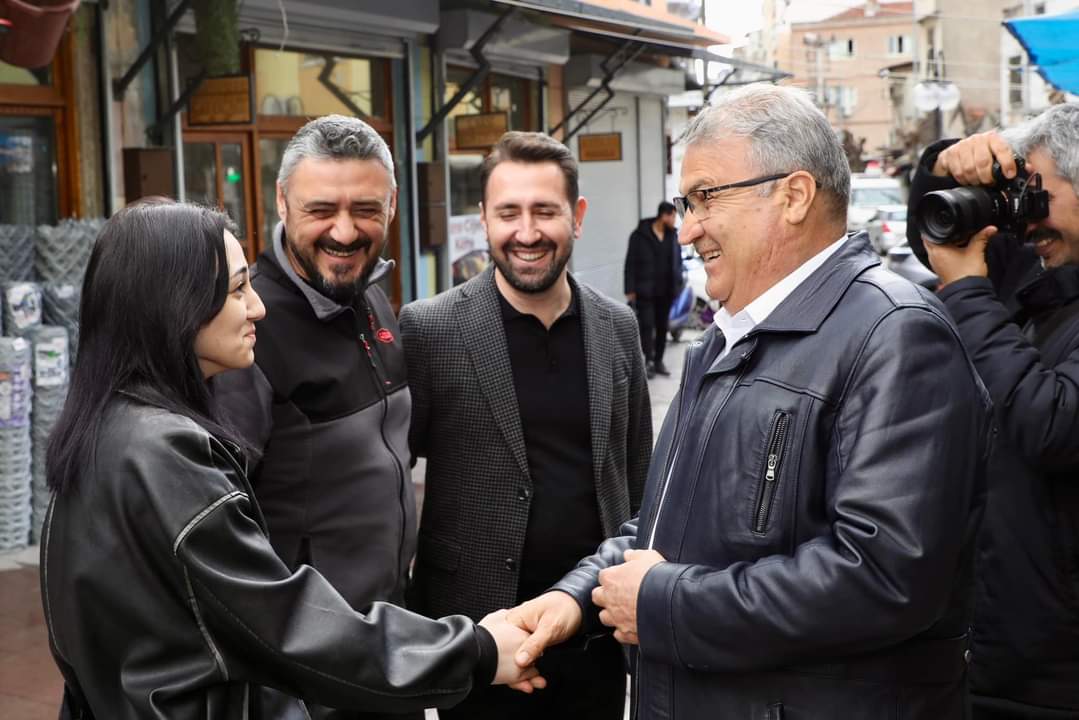 Vatandaş Şehzadeler’de Çerçi’yle dertleşti: Sizin gibi başkan arıyoruz!