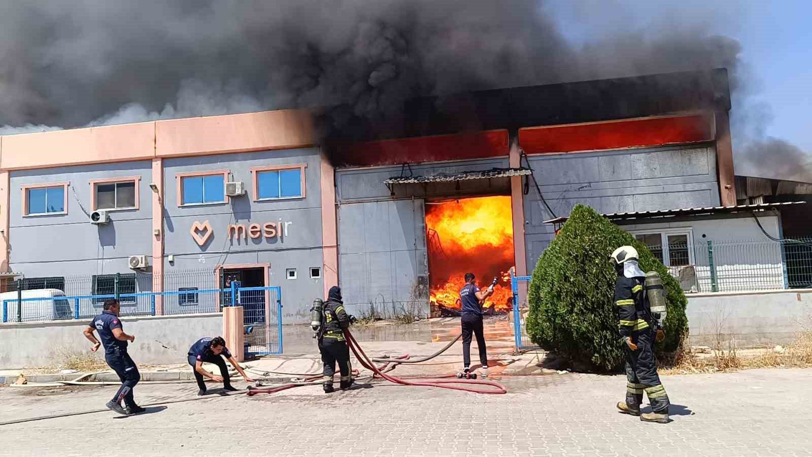 Manisa’da plastik fabrikasında korkutan yangın
