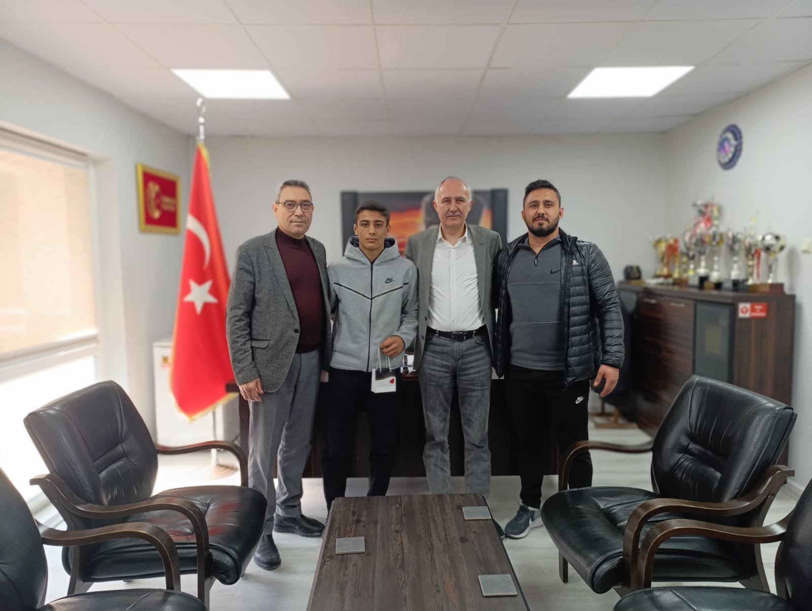 Güreşçi Nurullah Eliş, Dikici'yi Ziyatet etti