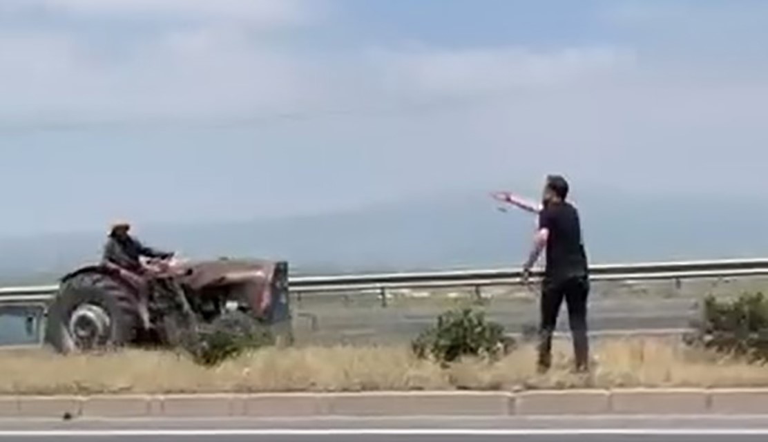 Ters yöne giren traktör sürücüsü kazaya davetiye çıkardı