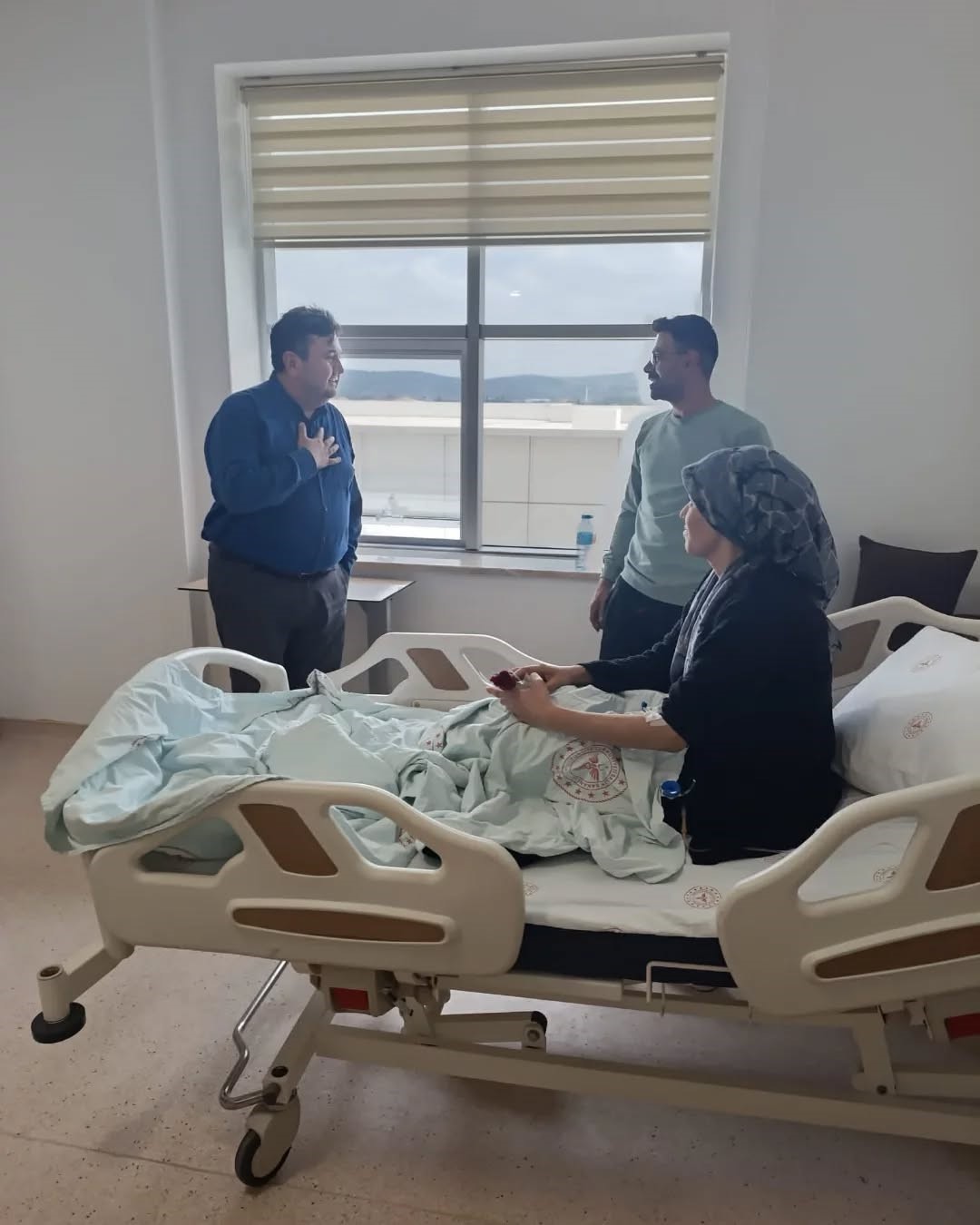 Başkan Gülmez’den anlamlı Anneler Günü ziyareti
