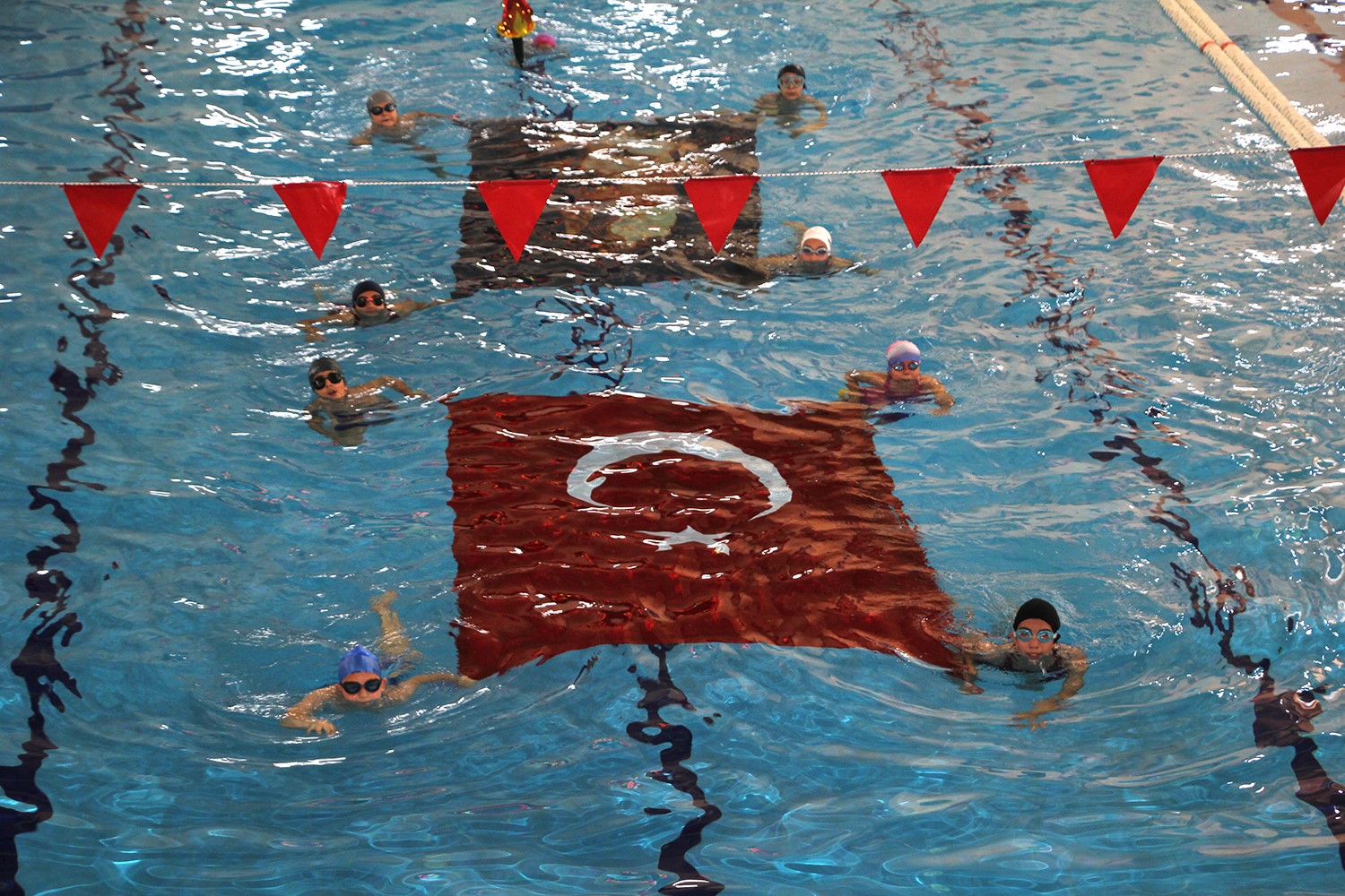 Minik yüzücülerden unutulmaz gösteri