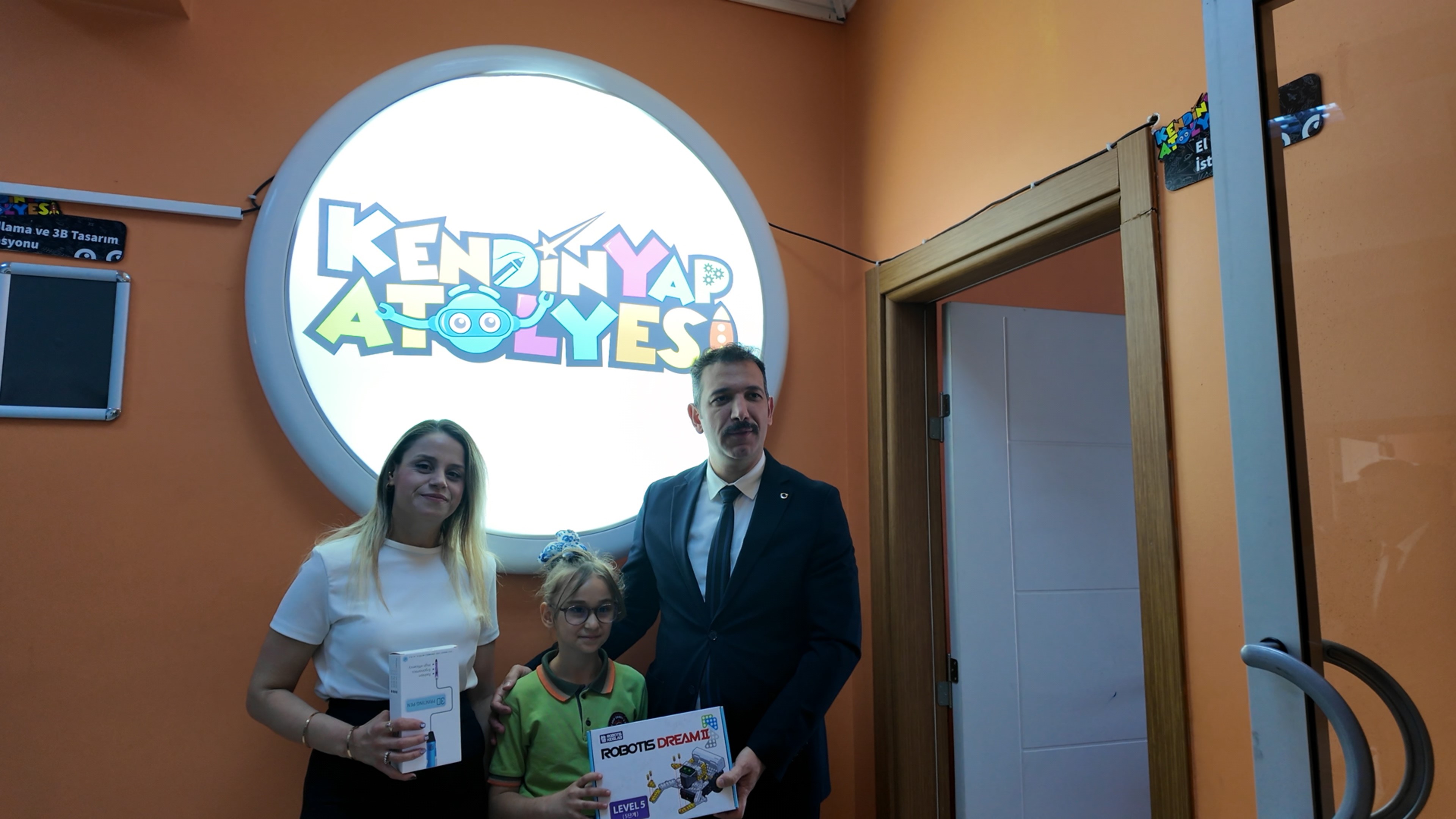 Manisalı ilkokul öğrencisi atık malzemelerden sessiz süpürge yaptı