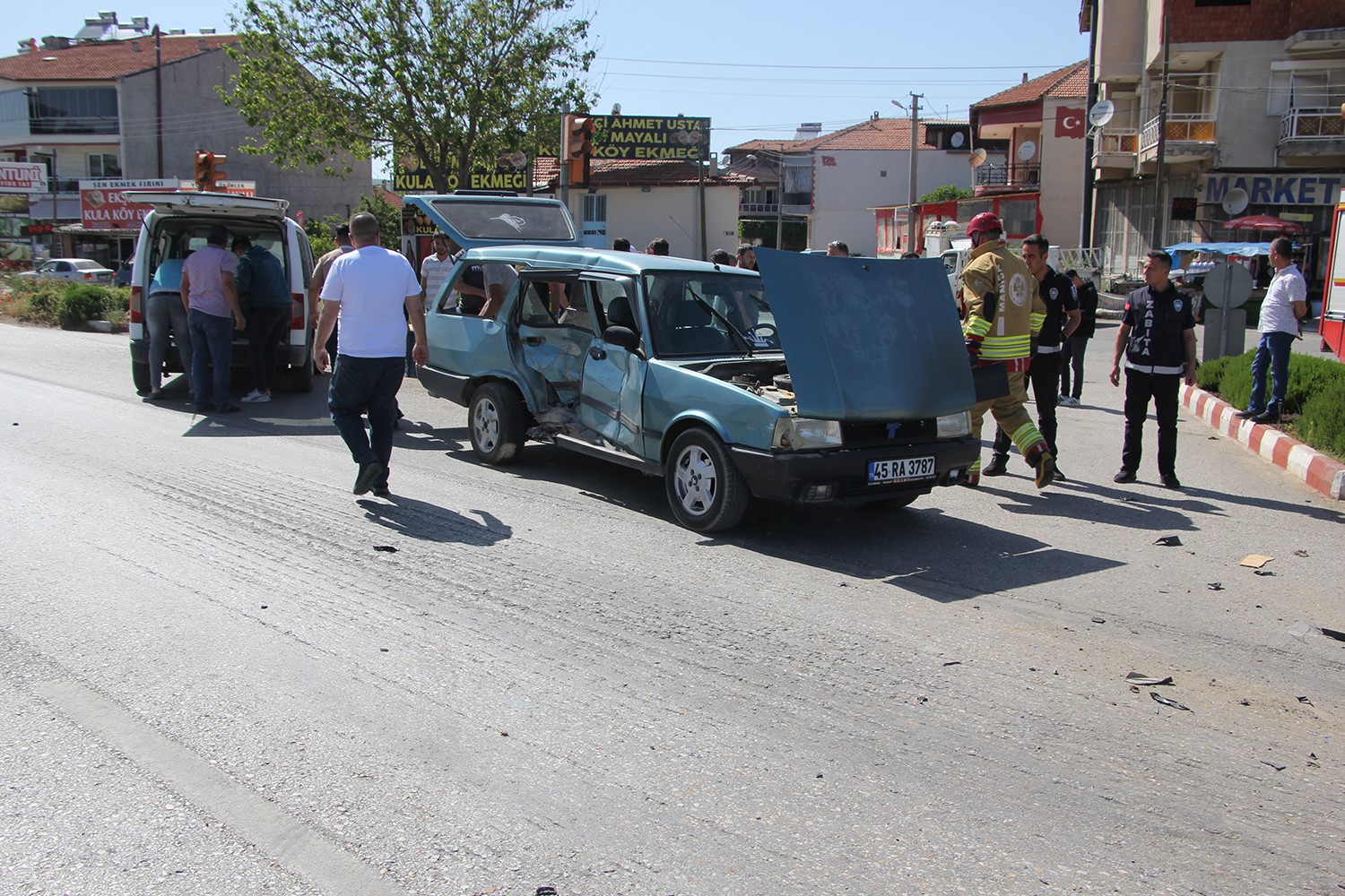 2 otomobil kavşakta çarpıştı: 1 yaralı