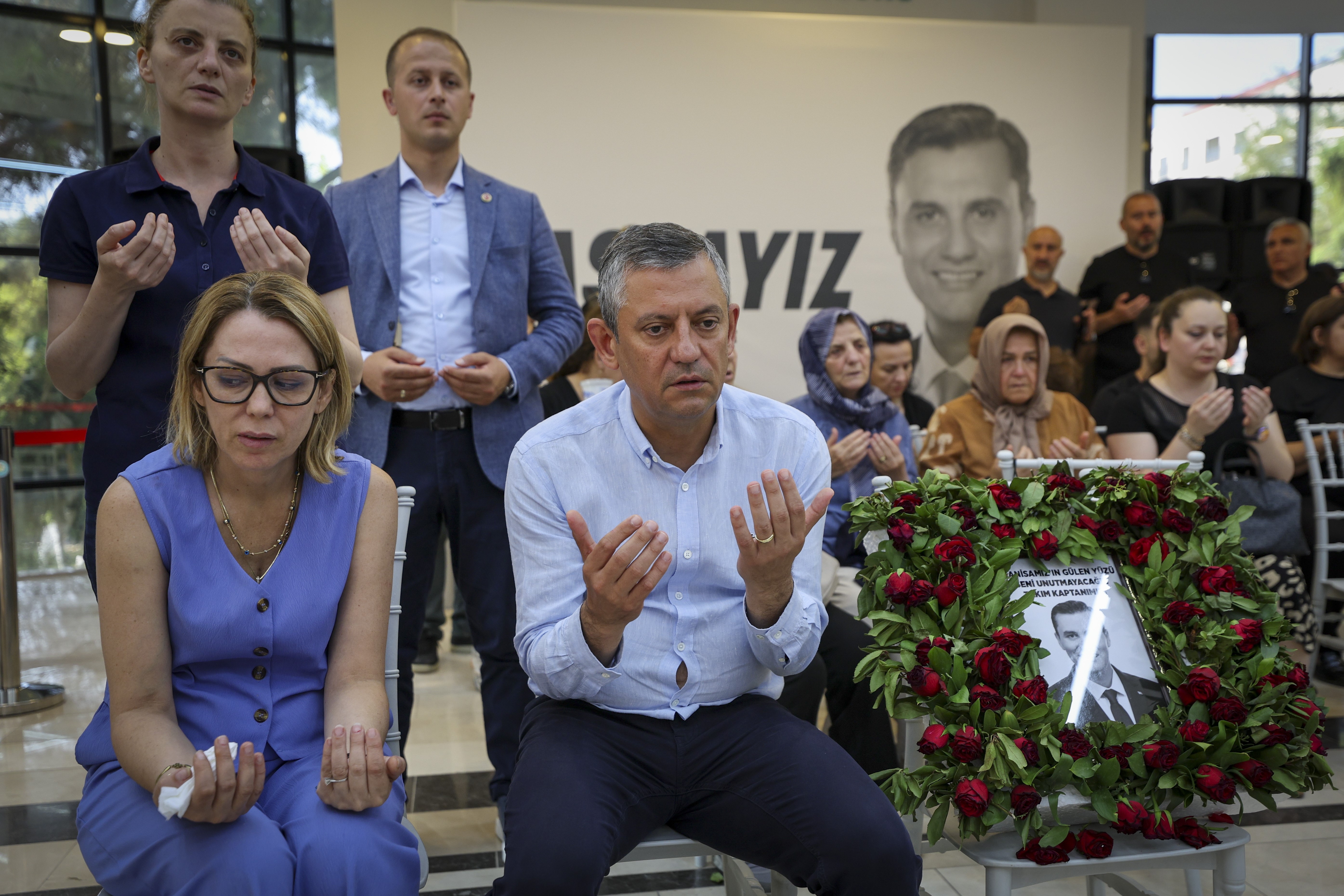 CHP Genel Başkanı Özel, Başkan Zeyrek için düzenlenen mevlide katıldı