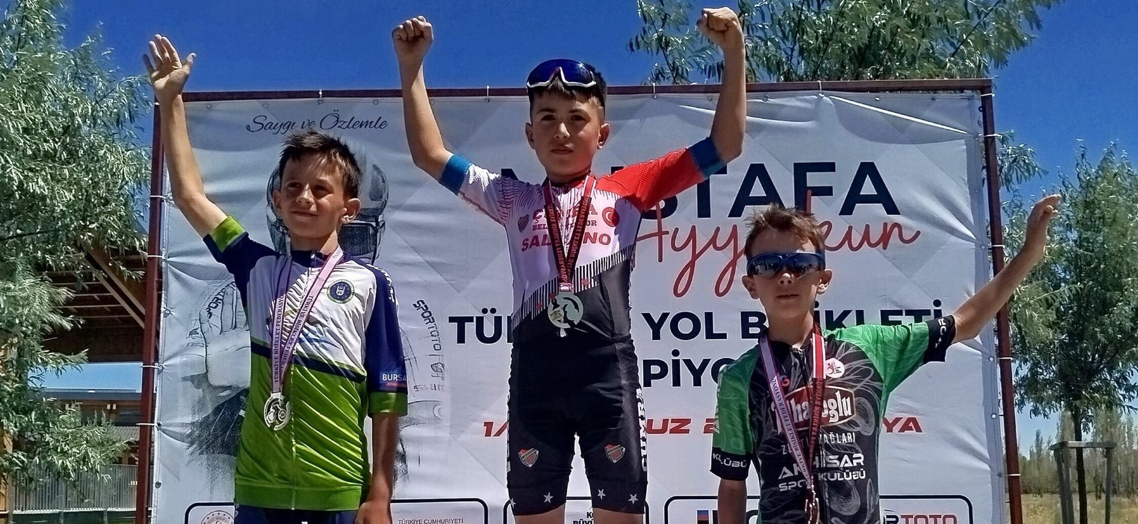 Akhisarlı pedallar Türkiye Şampiyonası’nda madalyaları kaptı