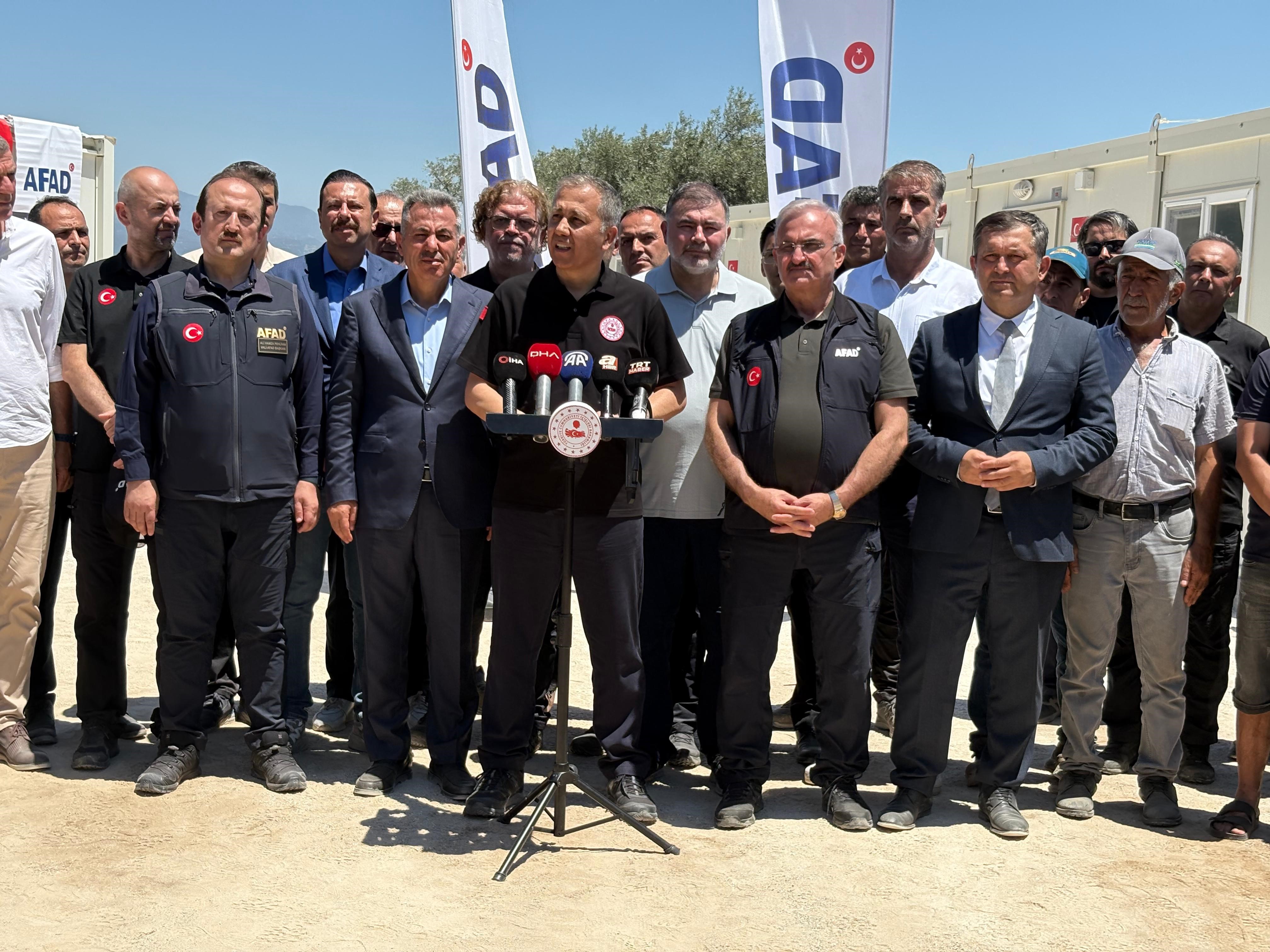 İçişleri Bakanı Yerlikaya, İzmir’de yanan köyleri ziyaret etti