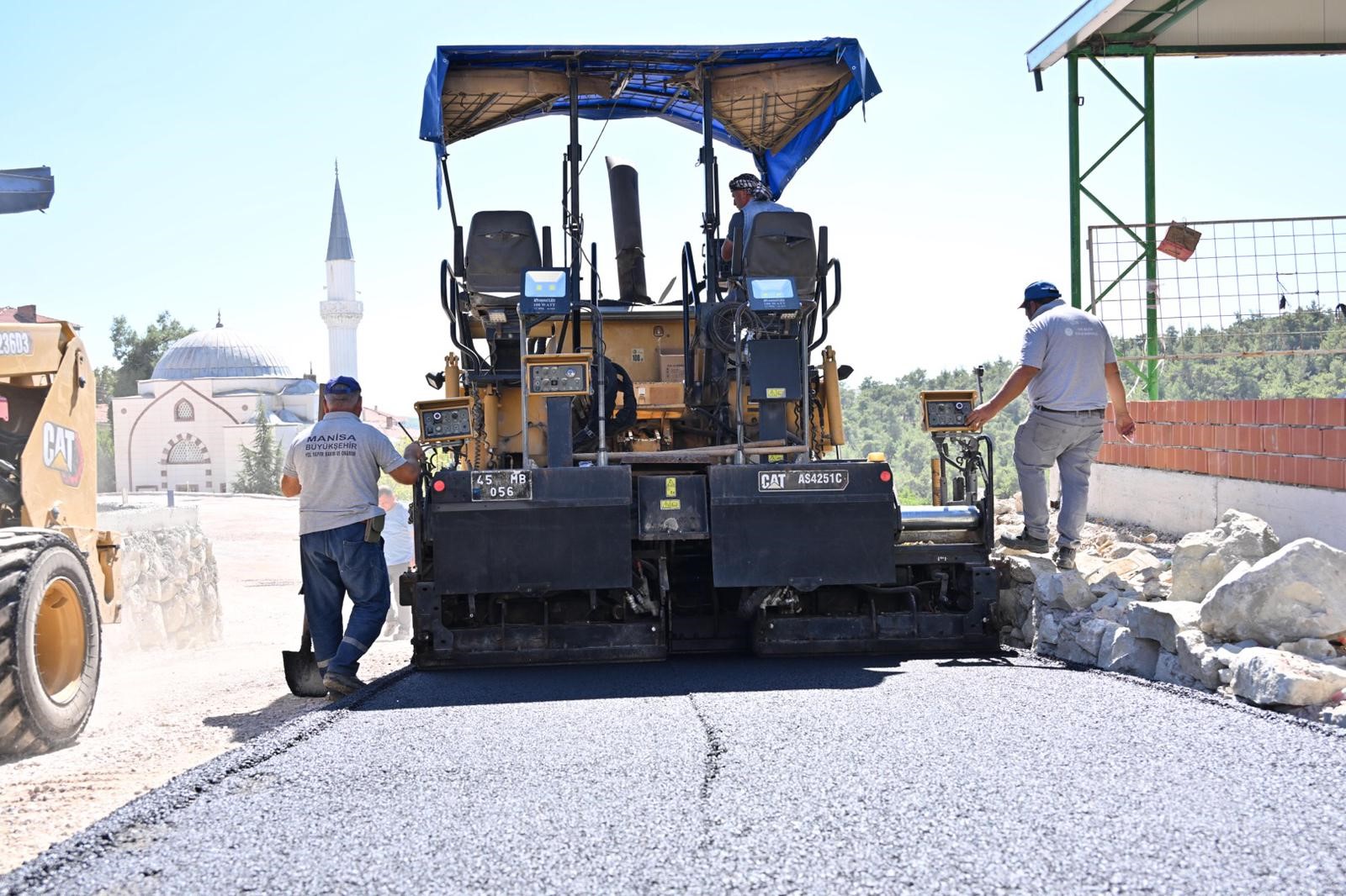 Gördes’te pazar yeri asfaltlanarak modern hale getirildi