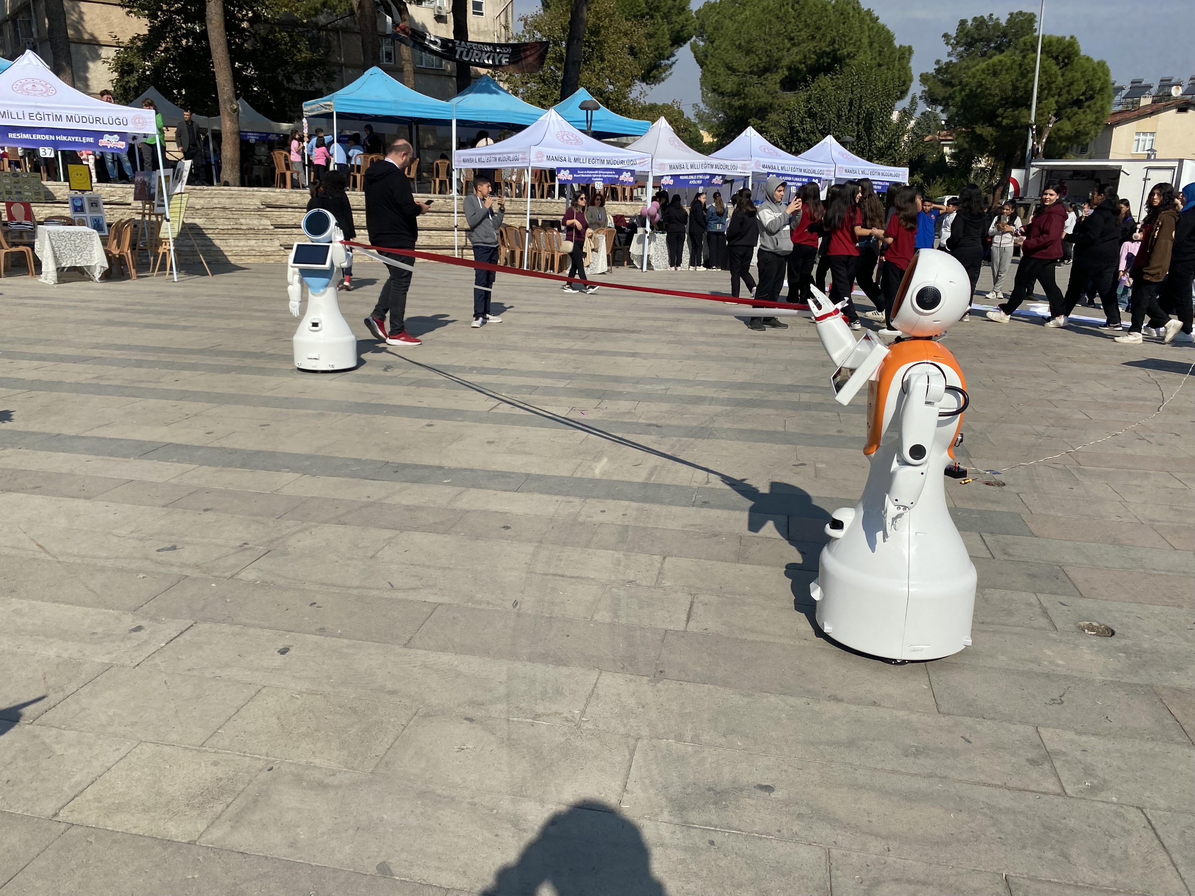 Zeybek oynayan robotlar Bilim Şenliği’nde ilgi topladı