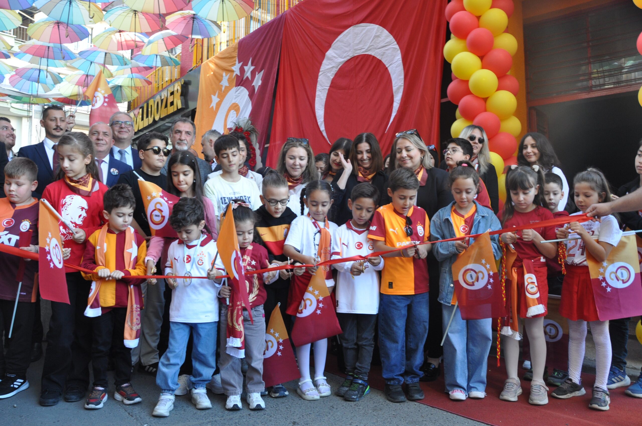 Salihli’de Galatasaray Taraftarlar Derneği açıldı
