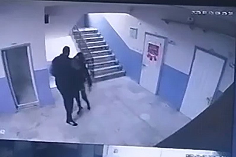 Okul müdürü otizmli öğrenciyi merdivenlerden itti