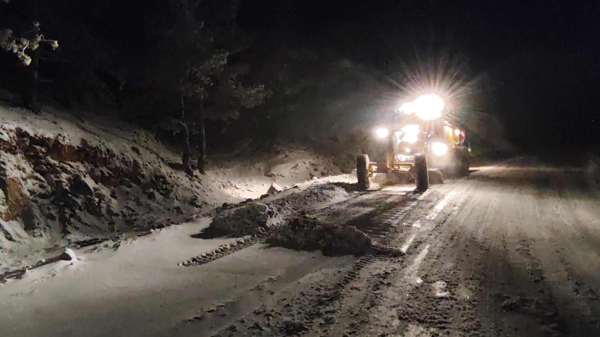 Spil Dağı Milli Parkı’na mevsimin ilk karı yağdı