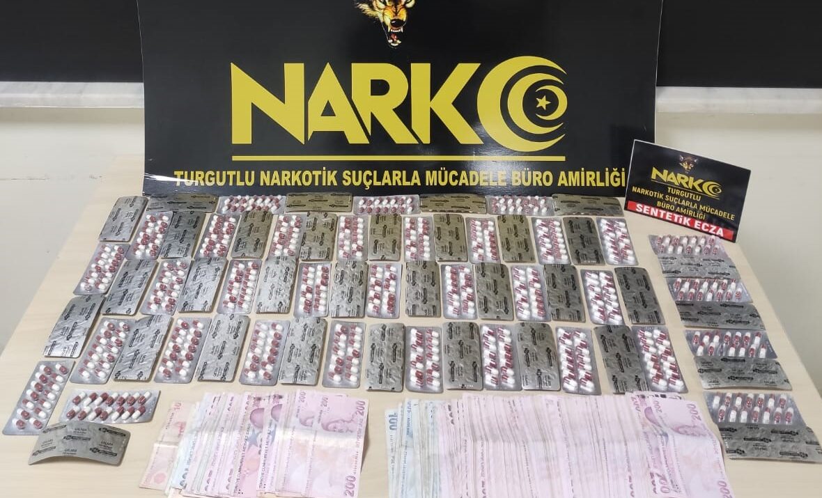 Aracın kaputuna sakladıkları uyuşturucuyla yakalandılar