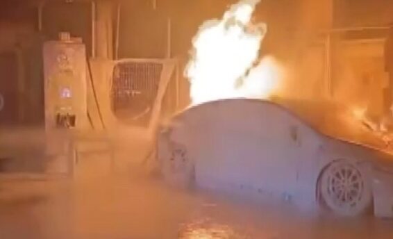 Otomobil dereye düştü, elektrikli otomobil alev aldı