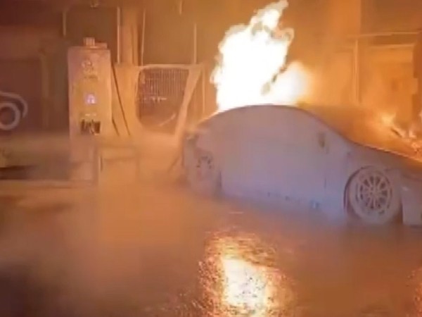 Otomobil dereye düştü, elektrikli otomobil alev aldı