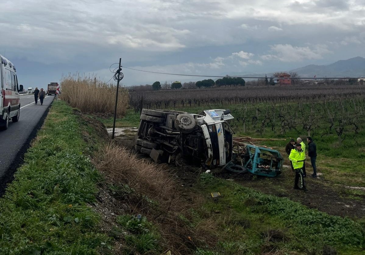 Çekiciden savrulan kamyon şarampole uçtu