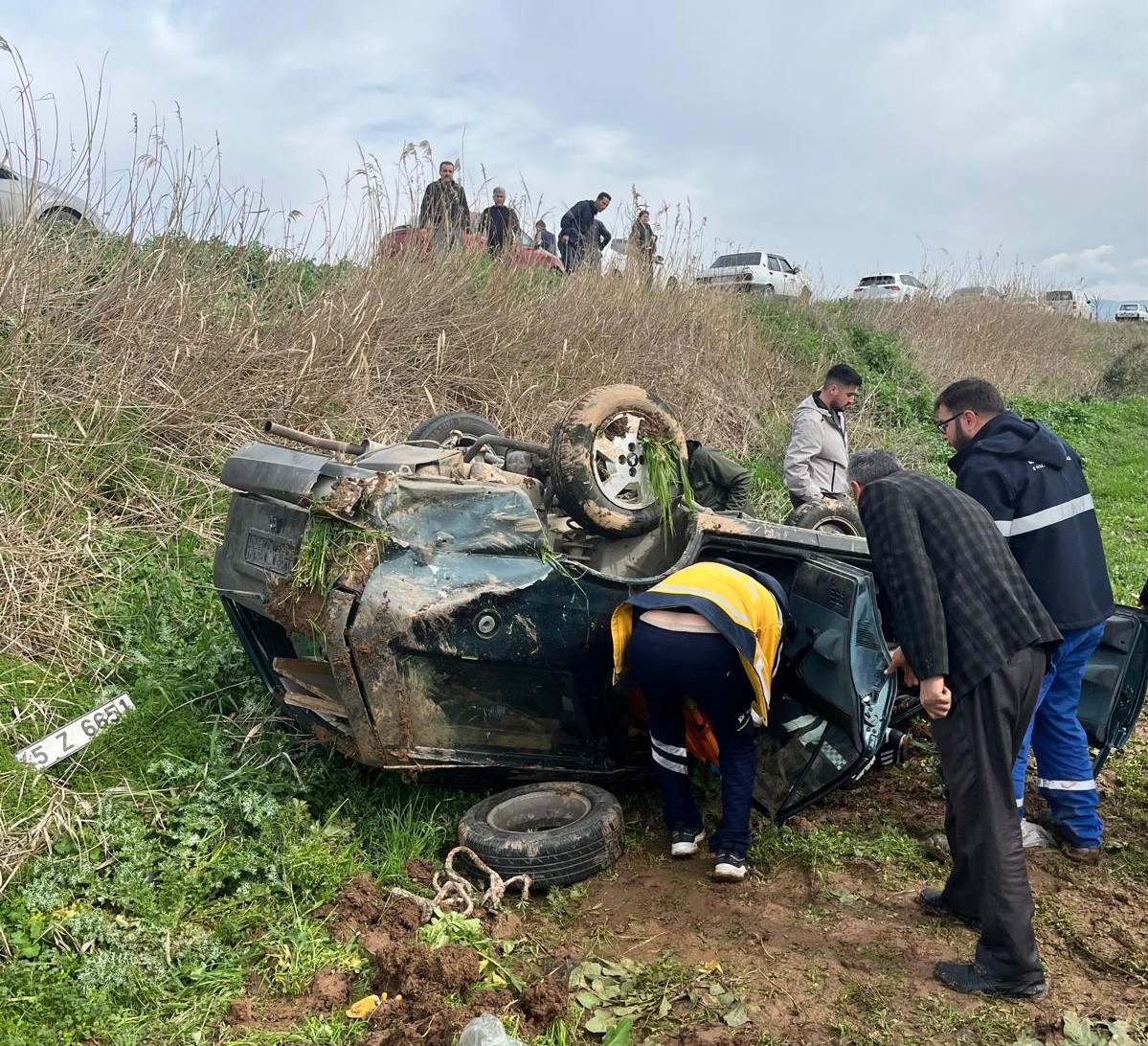 Manisa’da otomobil tarlaya uçtu: 2 yaralı