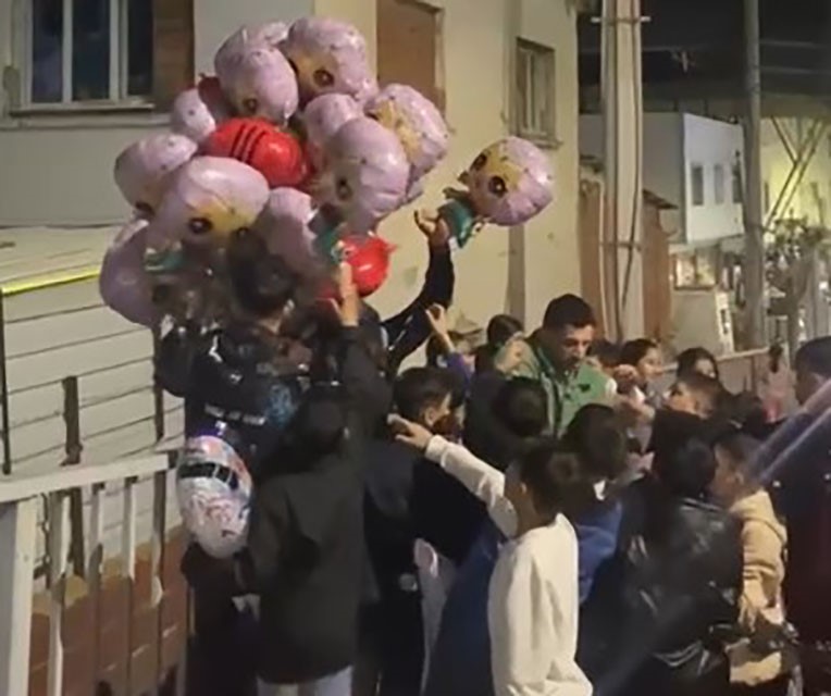 Turgutlu’da baloncudan çocuklara Ramazan sürprizi