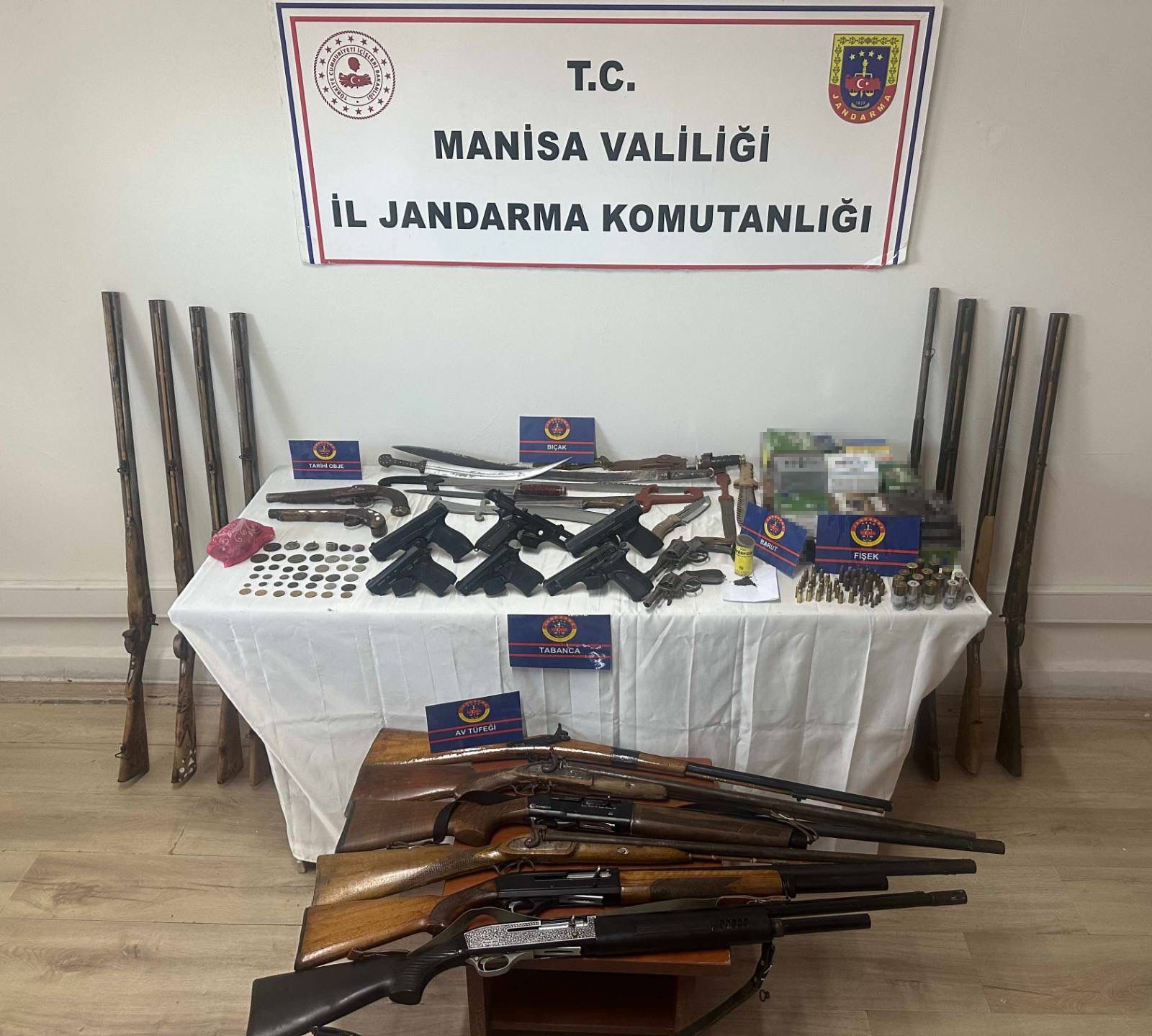 Ev değil, adeta cephanelik