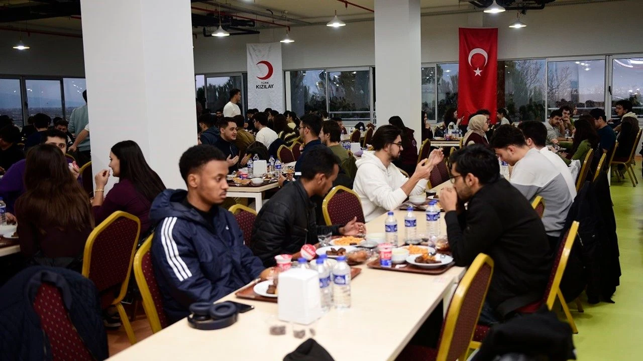 MCBÜ’lü öğrenciler ramazanın ilk iftarında aynı sofrada buluştu