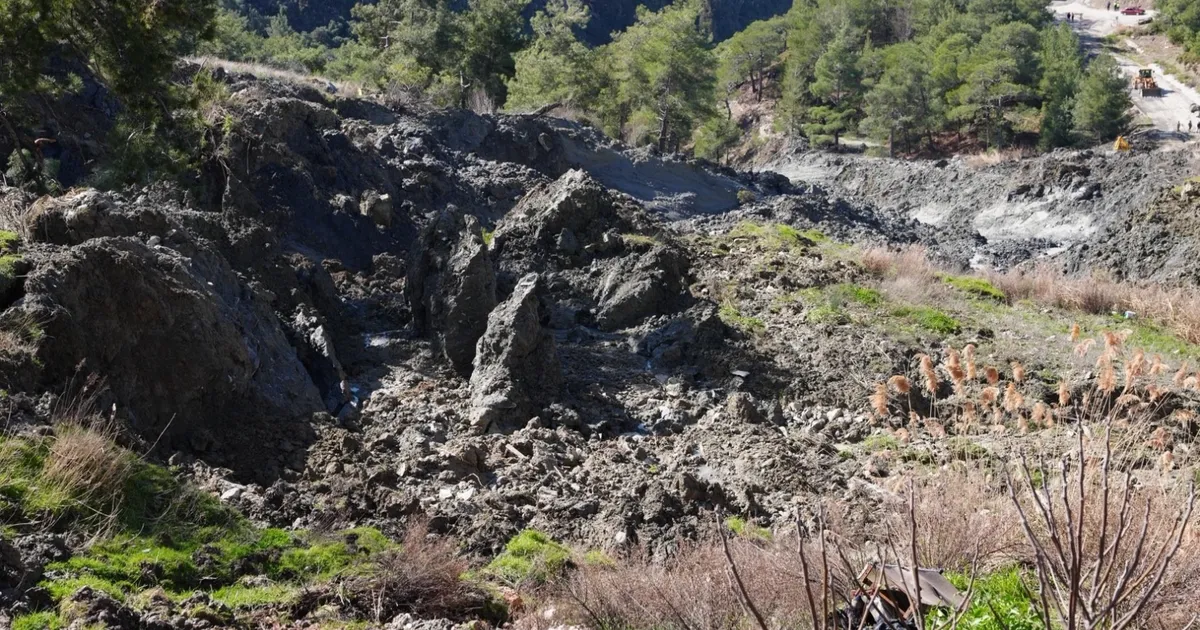Seydikemer’de heyelan nedeniyle yol kapandı