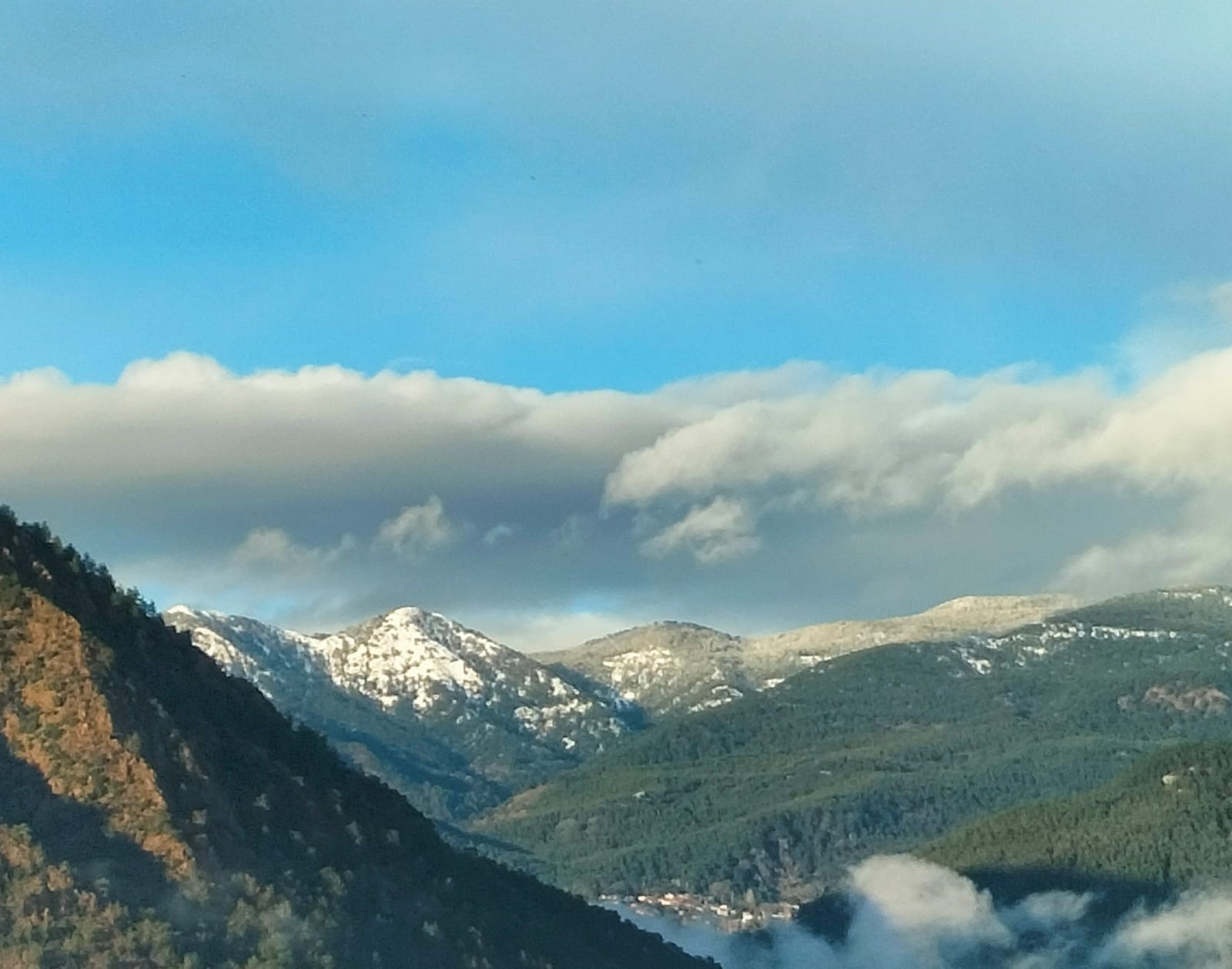 Köyceğiz Sandras Dağı’na Mart ayının sonunda kar yağdı