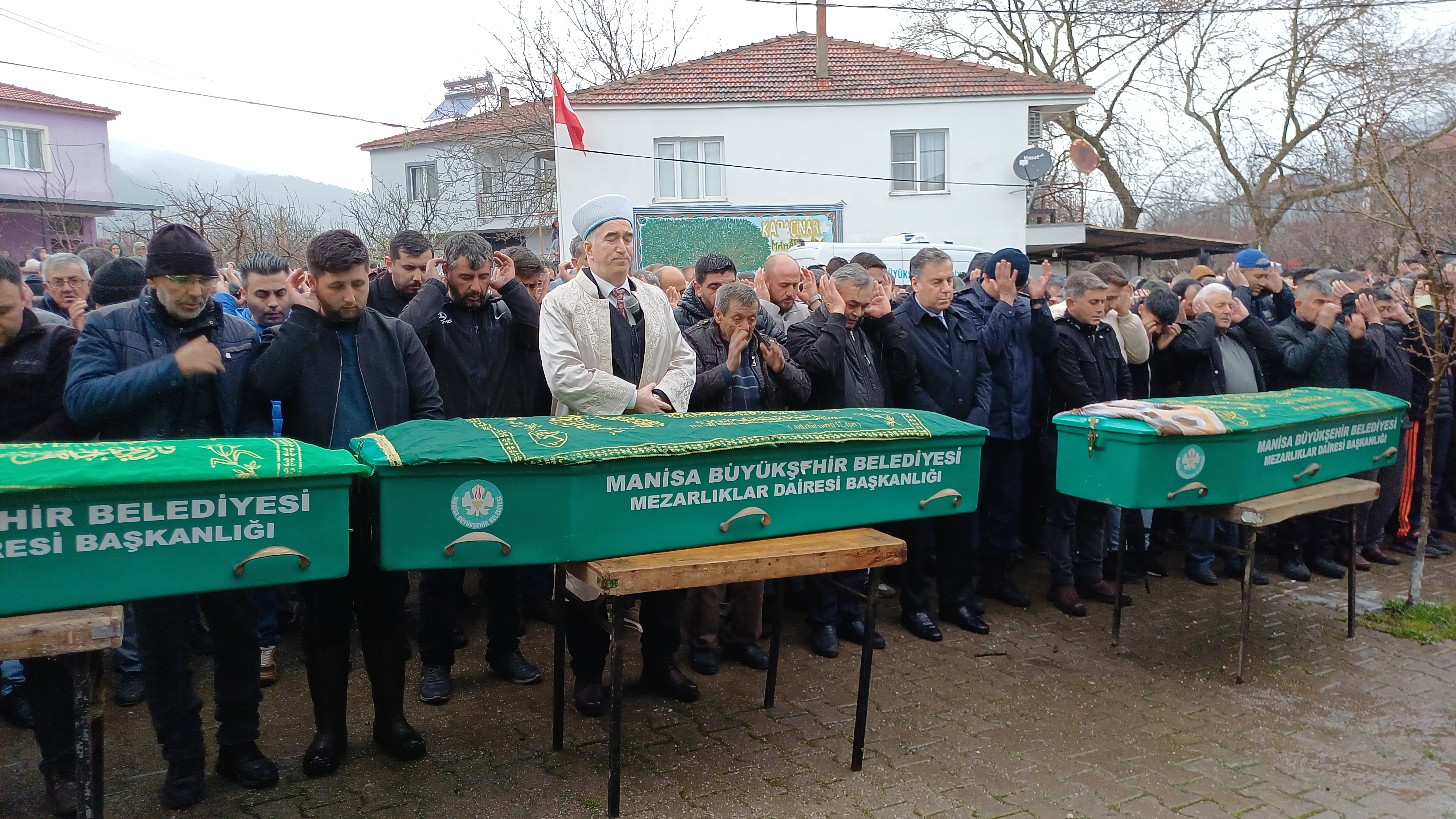 4 kişi yan yana toprağa verildi