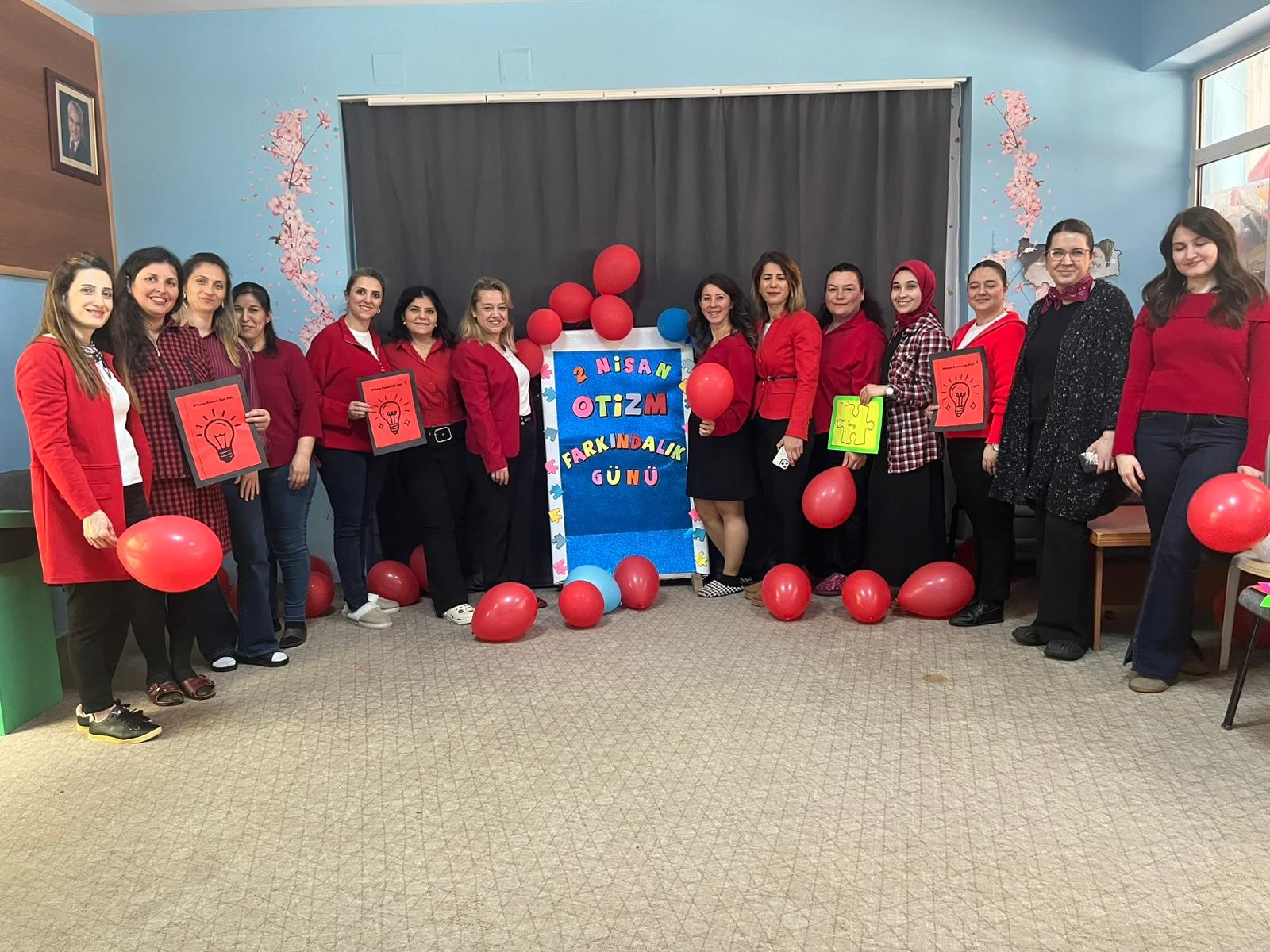 Kırmızıyla otizme dikkat çektiler