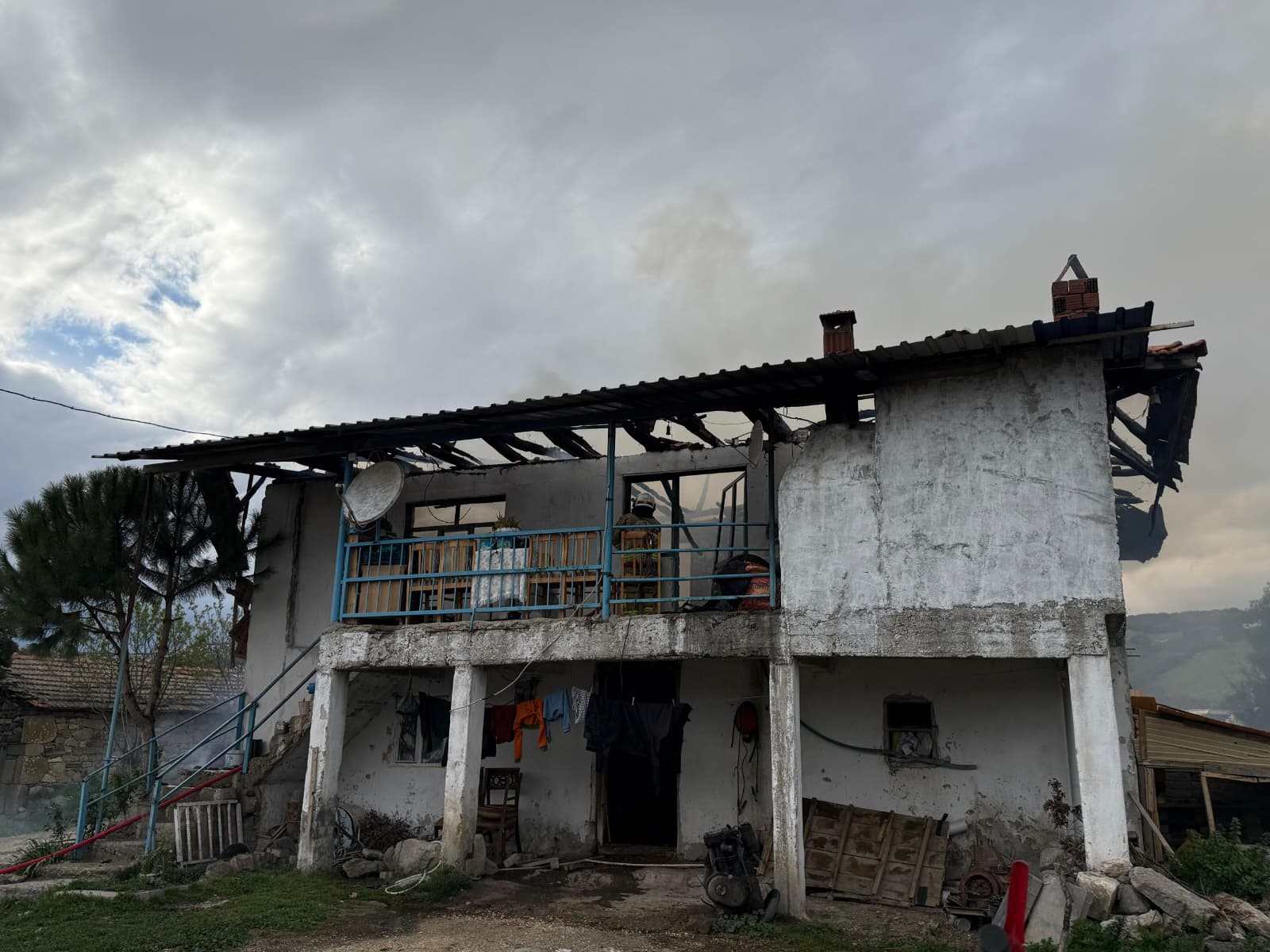 Selendi’de 2 katlı ev yangında kül oldu