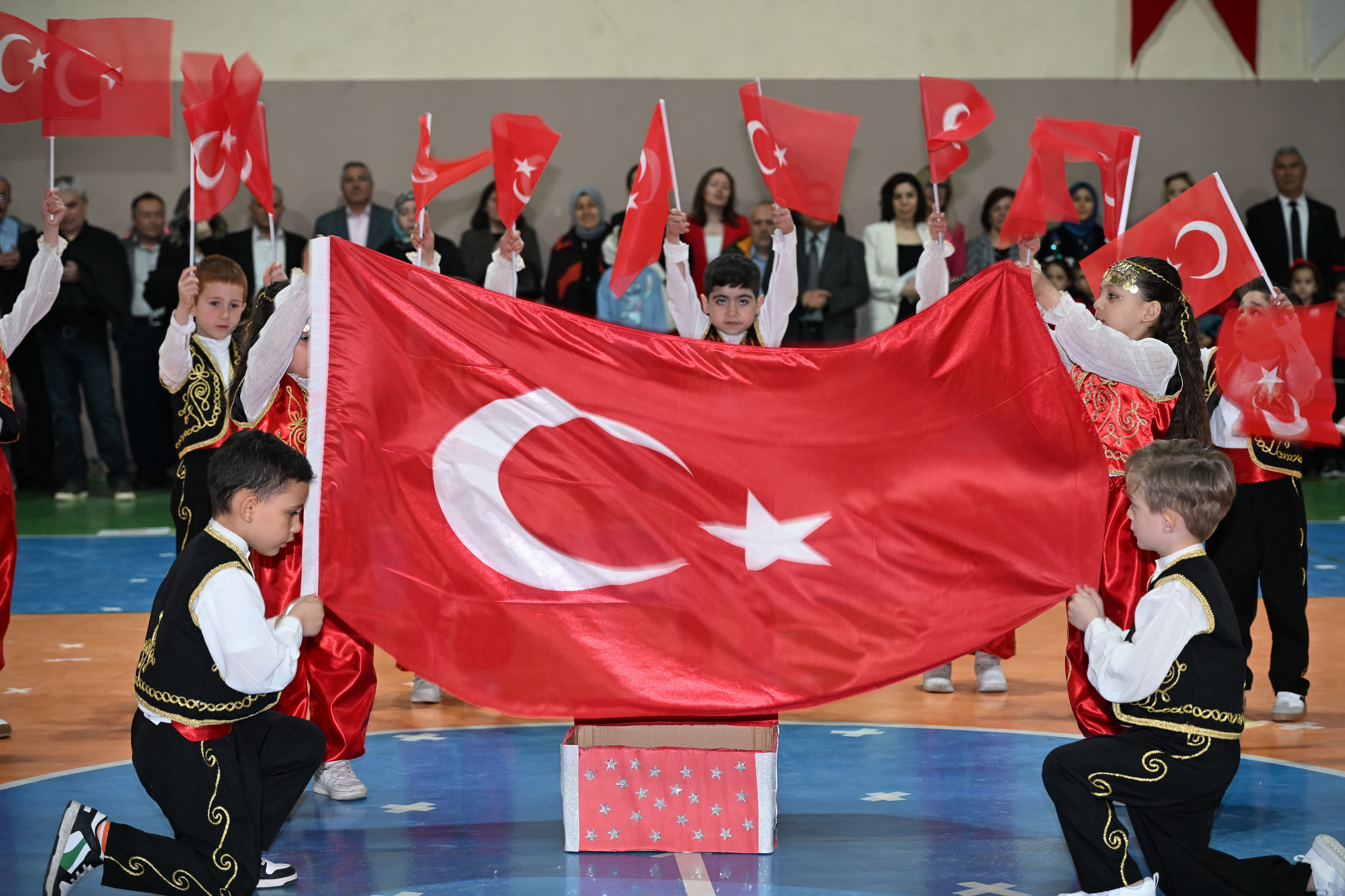 Manisa ilçelerinde 23 Nisan coşkusu