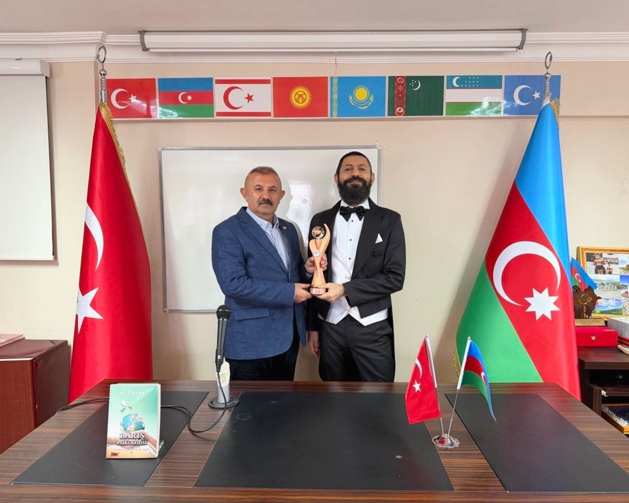 Dünyaca ünlü yazar Akif Manaf’a “Diyalog ve Barış Ödülü”