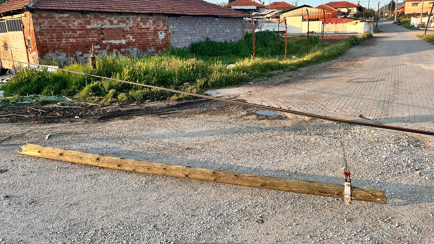 Tır kablolara takıldı: Direkler devrildi, facia ucuz atlatıldı