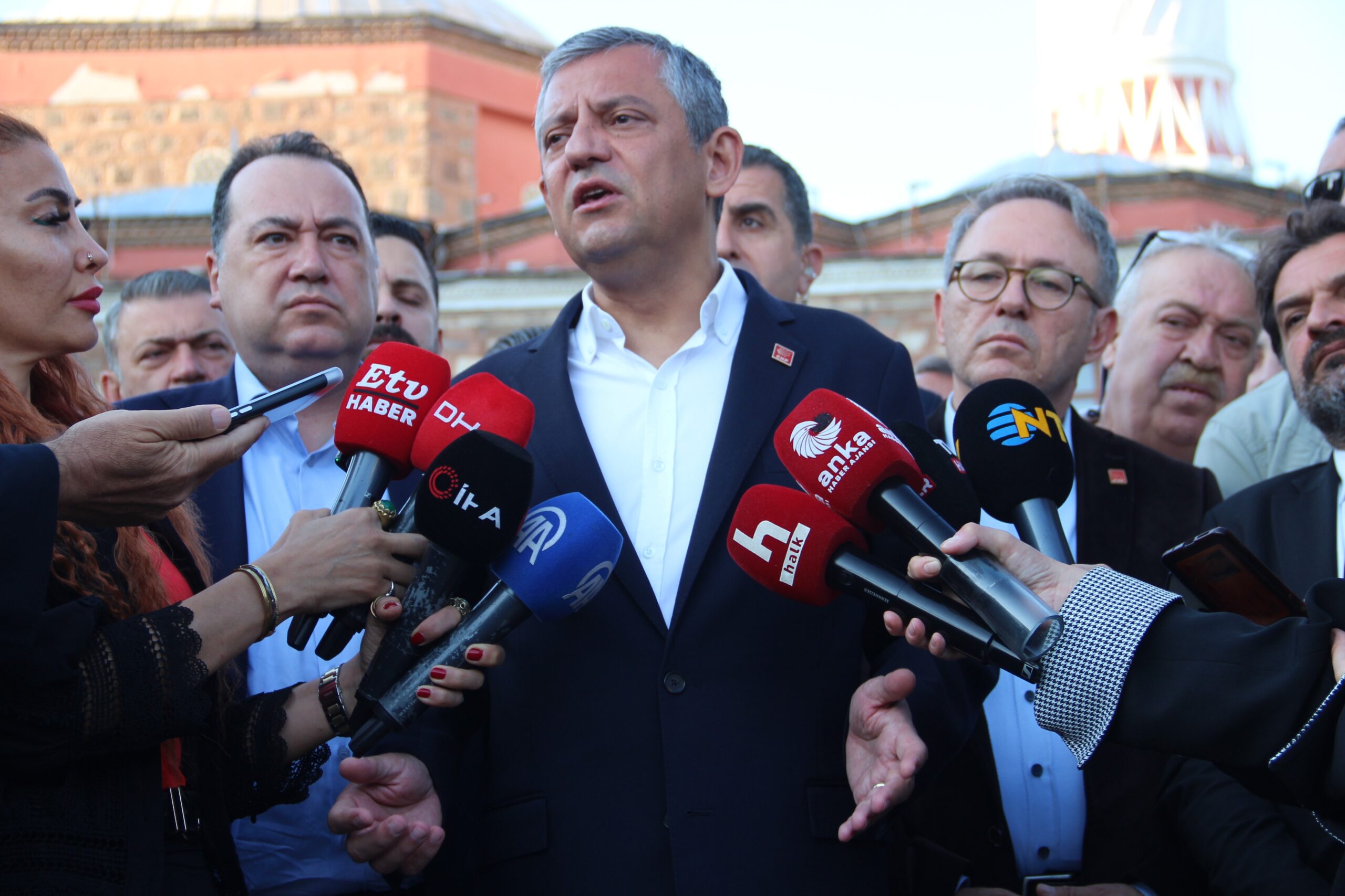 Özgür Özel: ‘Baş veririm partiyi kimseye teslim etmem’
