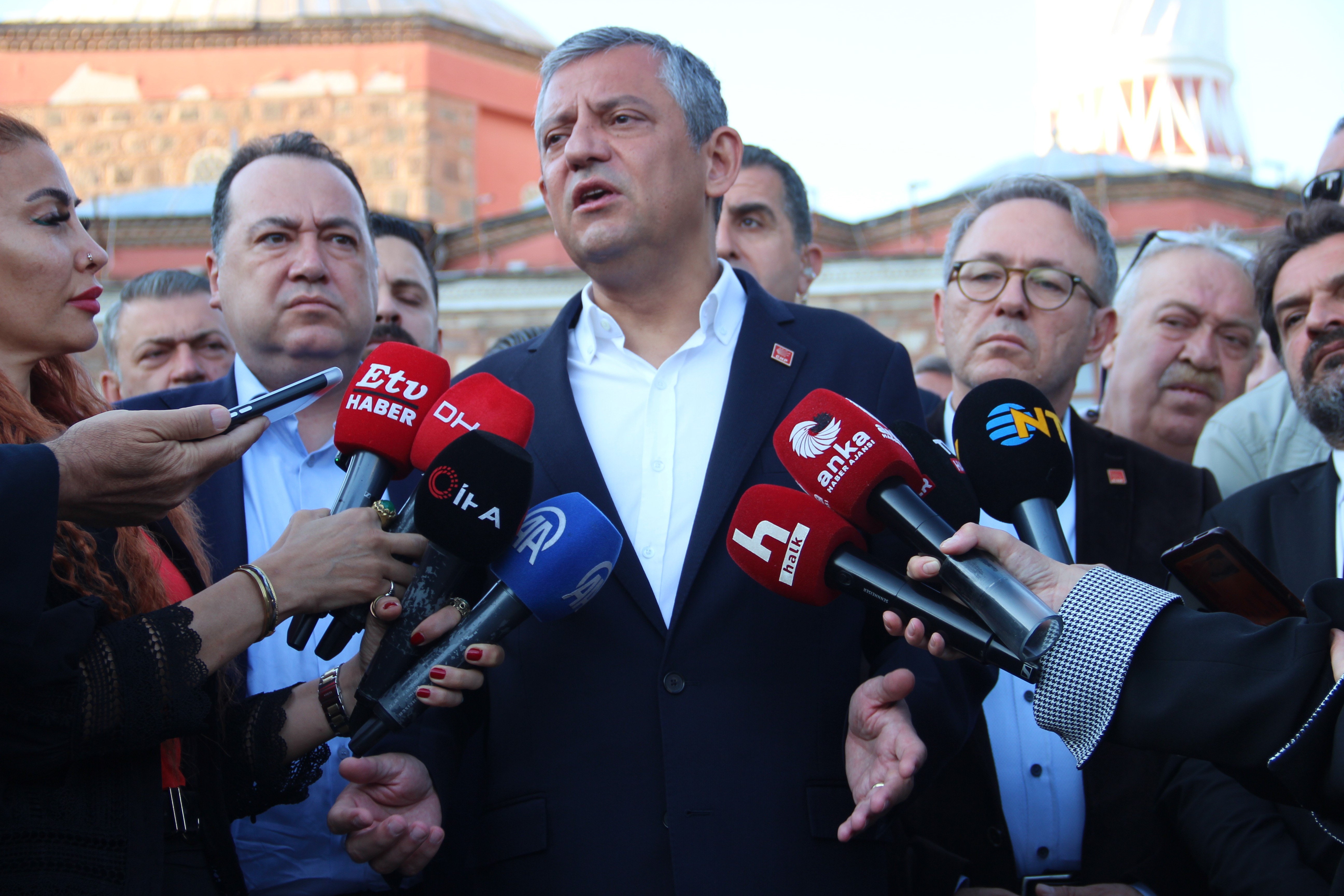 Özgür Özel: 'Baş veririm partiyi kimseye teslim etmem'