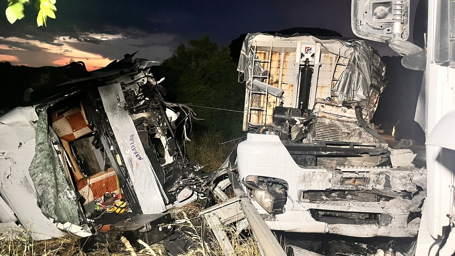 Manisa’da iki tır çarpıştı: 1’i ağır 2 yaralı