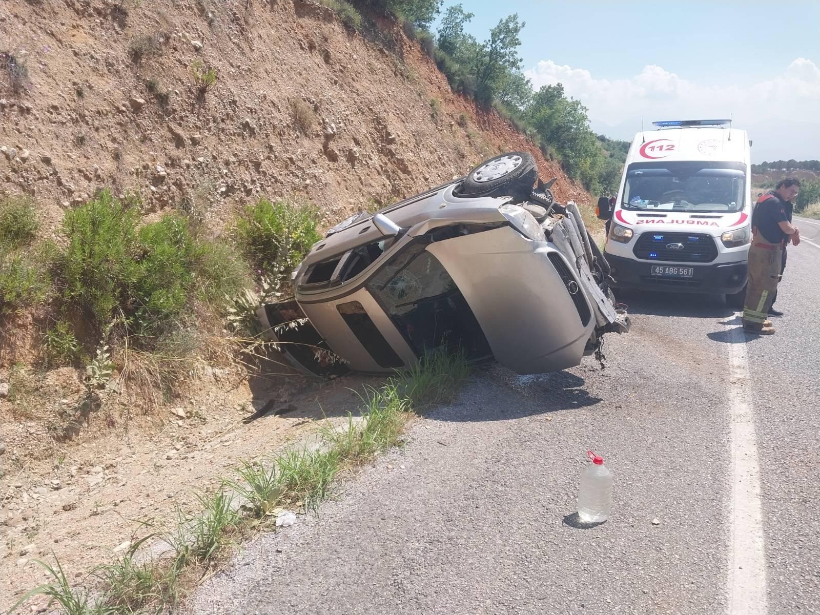 Manisa’da otomobil takla attı: 2 yaralı