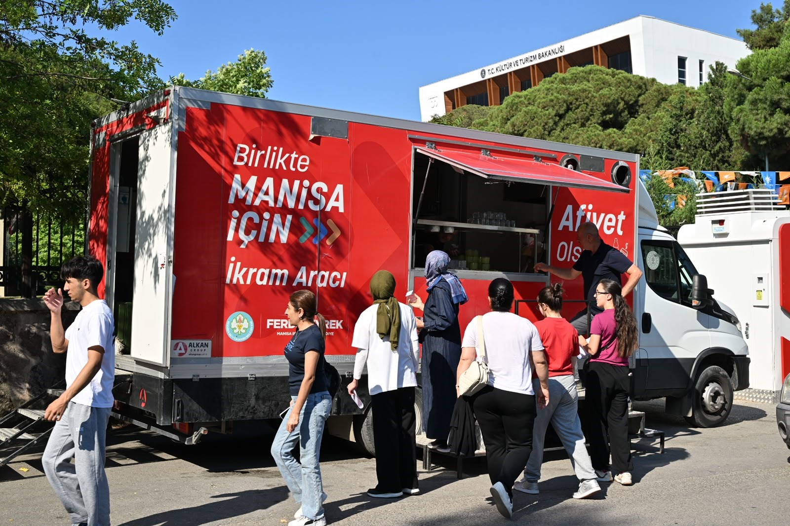 Manisa Büyükşehir’den YKS adaylarına su ve limonata ikramı