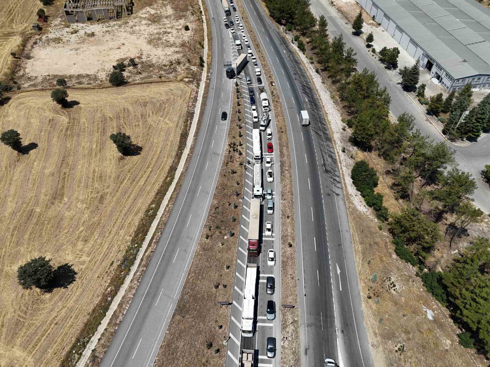 Uşak’ta çekici üzerindeki domates yüklü kamyon yola devrildi