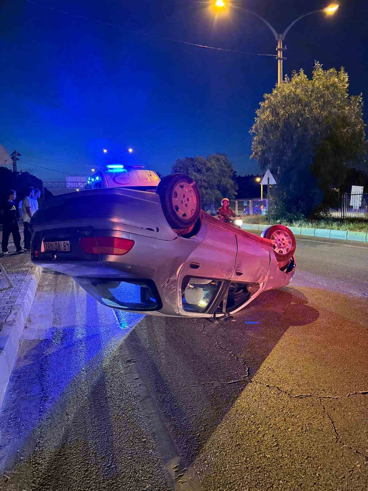 Kontrolden çıkan otomobil ters döndü