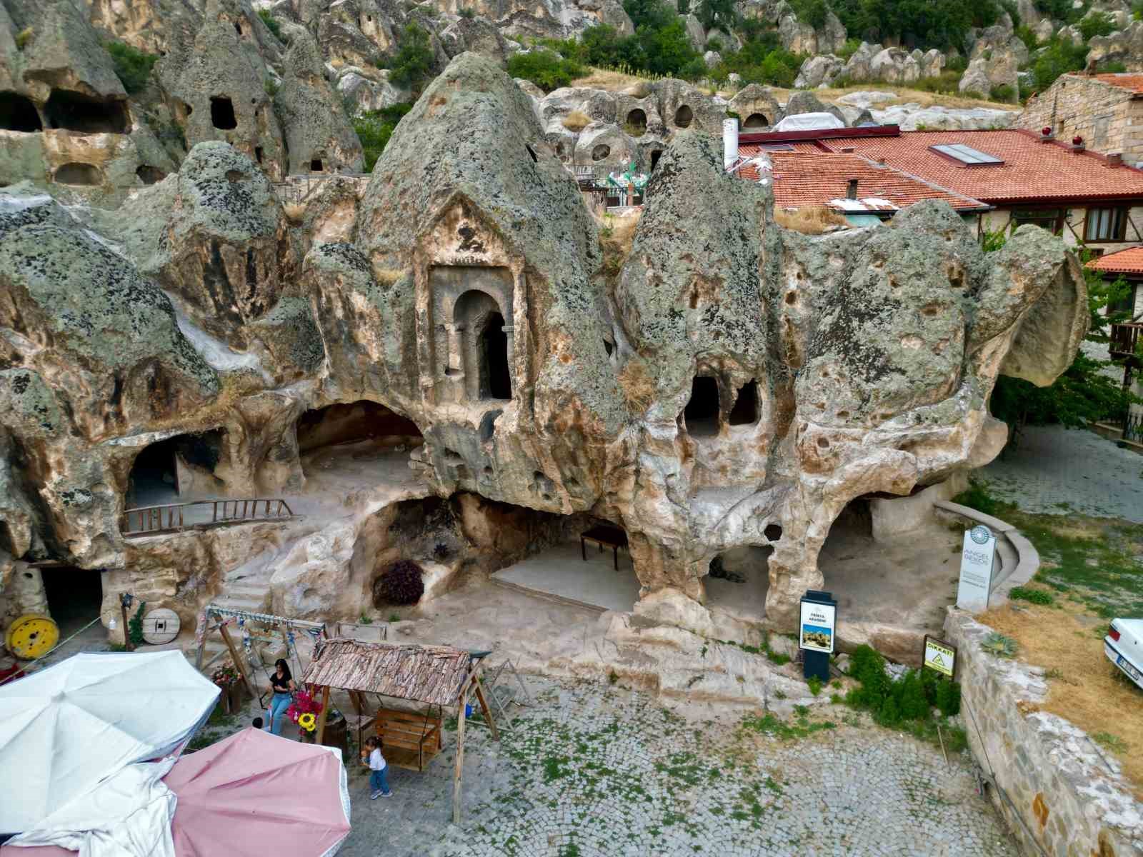 3 bin yıllık Frig Vadisi yaz sezonunda ziyaretçi akınına uğruyor