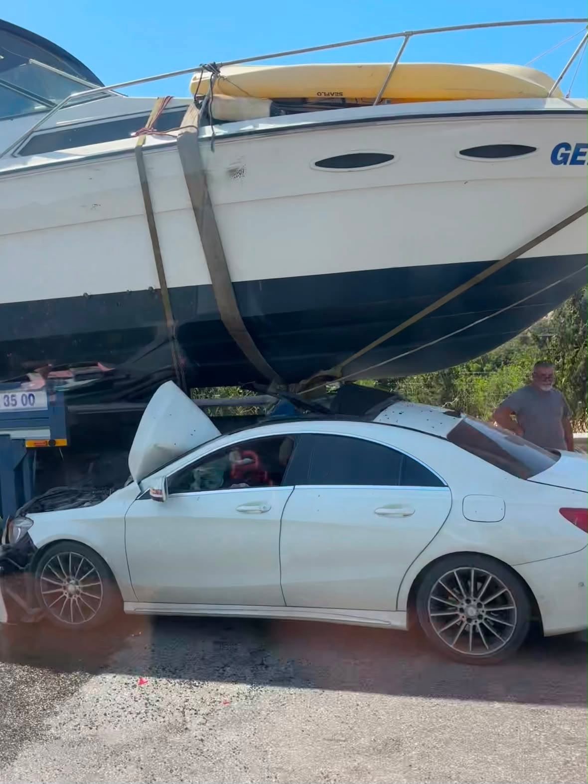 İzmir’de ilginç kaza: Otomobil tekneyle çarpıştı