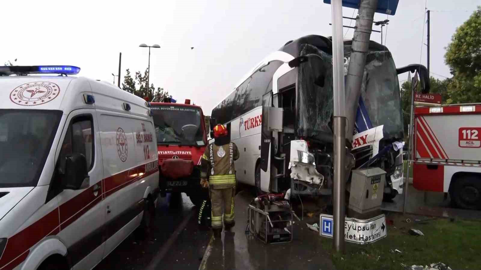 Eyüpsultan, Feshane’de yolcu otobüsü ve otomobilin karıştığı kazada yaralılar var.