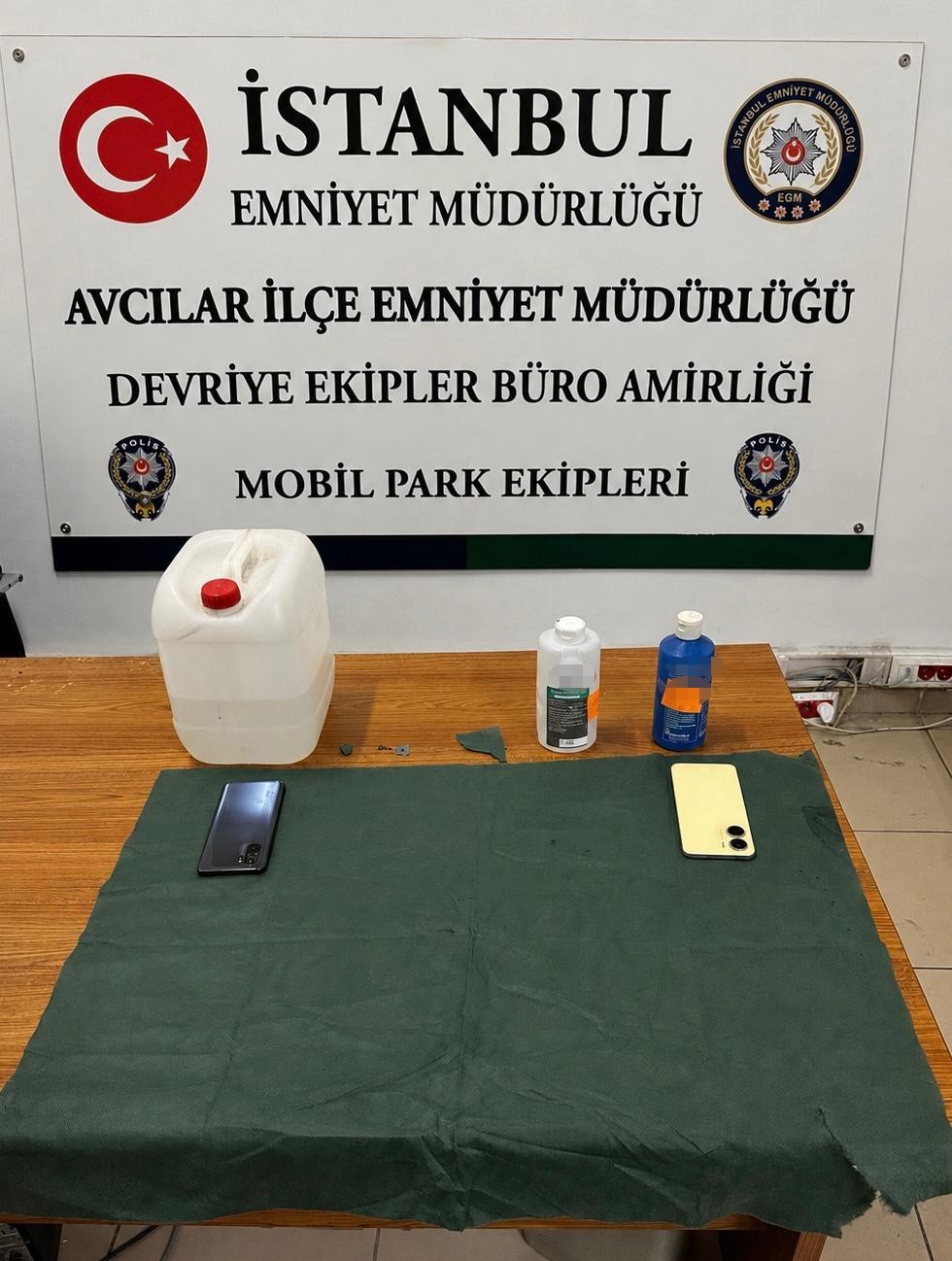 Avcılar’da tırabzan hırsızlığı şüphelileri yakalandı: ’Peçete’ olarak tabir edilen uyuşturucu madde ele geçirildi