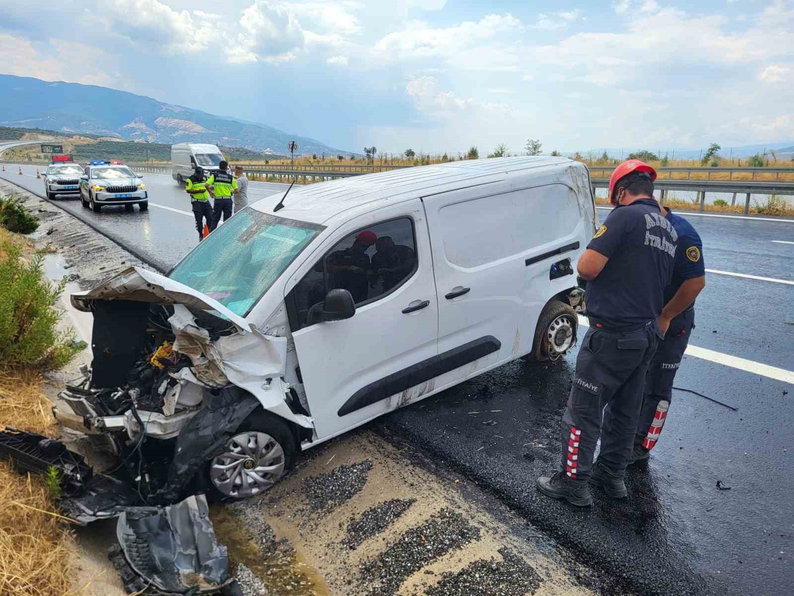 Kontrolden çıkan araç su kanalına düştü