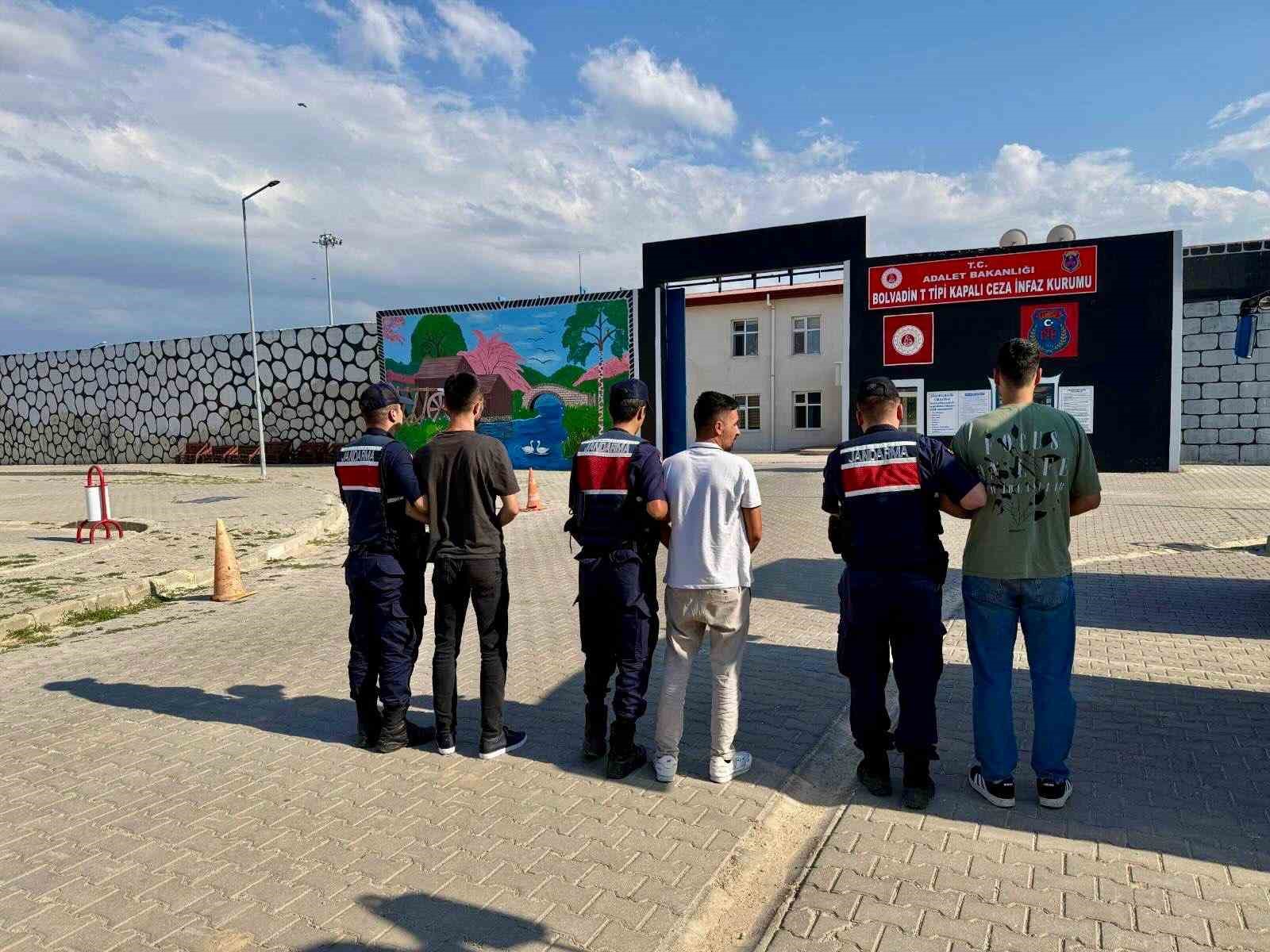 Jandarma çeşitli suçlardan aranan 34 kişiyi yakaladı