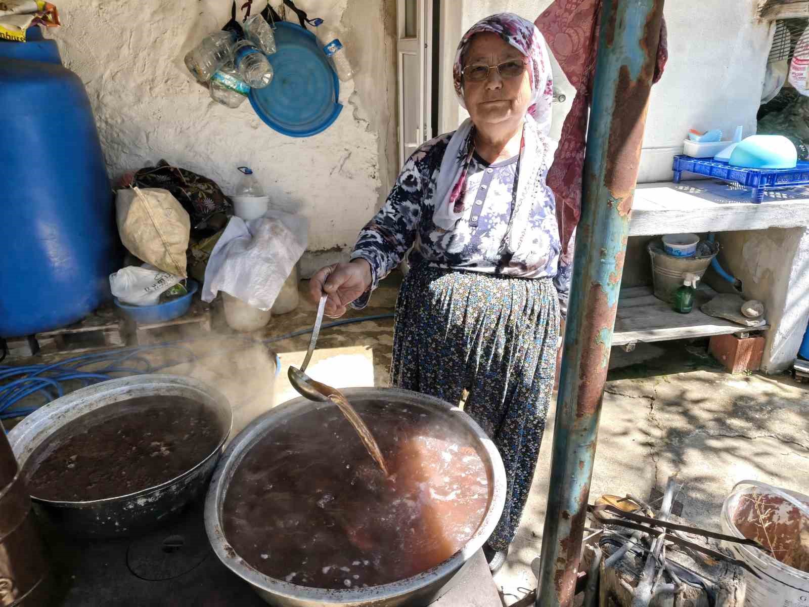Nimet nine, asırlık gelenekle çam kozalağı pekmezi yapıyor