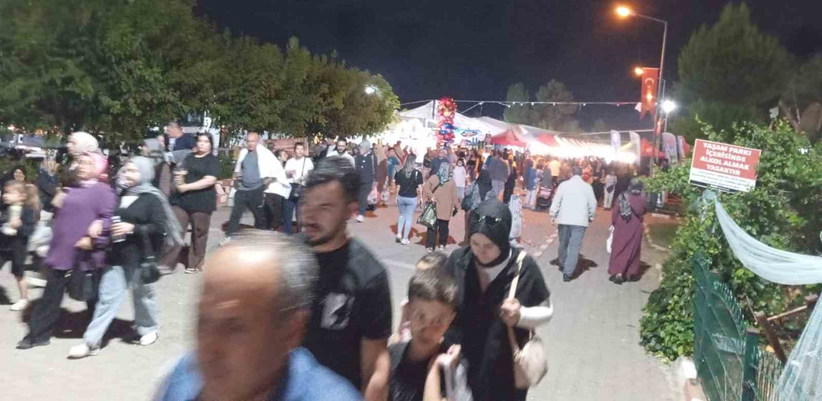 Gediz Tarhana Festivali’nin son gününde festival alanında insan seli